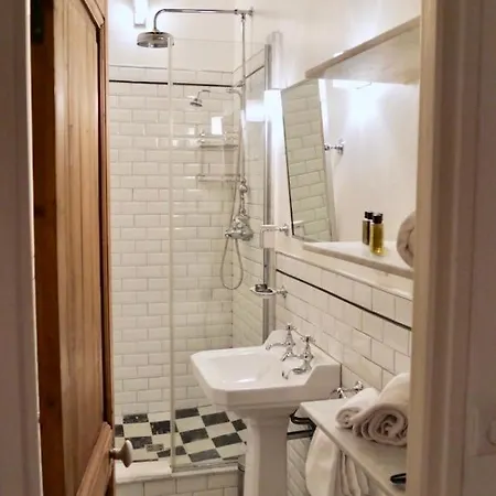 Fully Renovated Very Quiet Charming 2bed/2bath Flat In The Marais Sleeps Up To 4 Appartamento