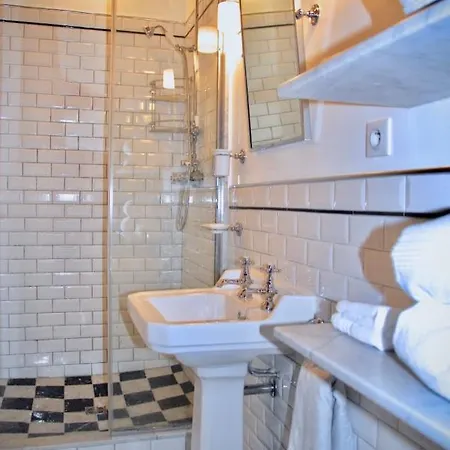 Fully Renovated Very Quiet Charming 2bed/2bath Flat In The Marais Sleeps Up To 4 * Parigi